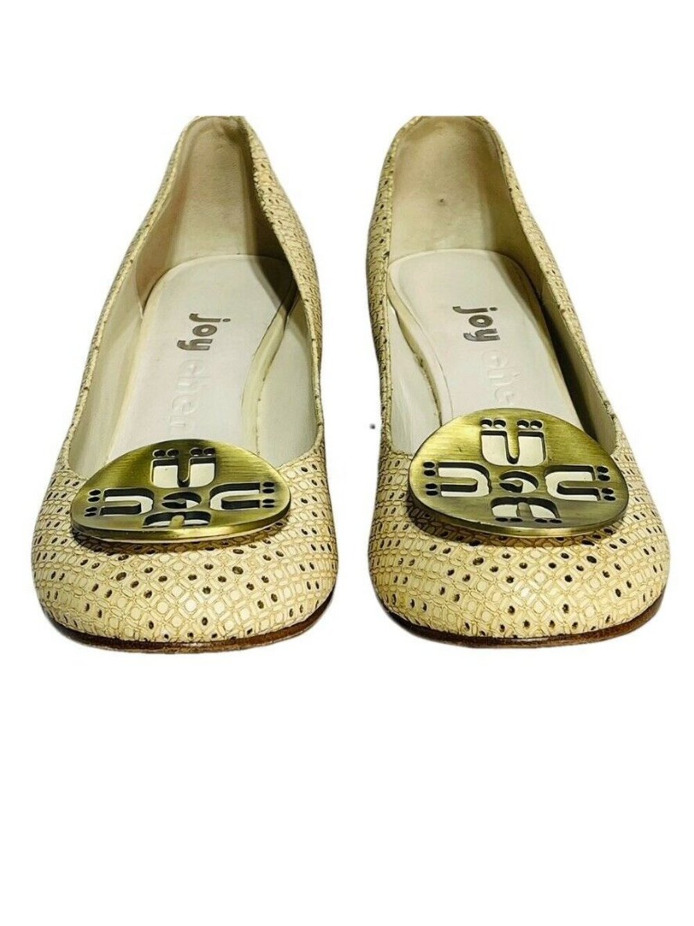Joy Chen Womens Beige Wedge Shoes Gold Logo Medallion Size 8 - Picture 2 of 13